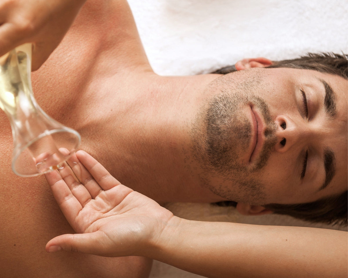 Gast genießt eine entspannende Ganzkörpermassage mit Aromaöl