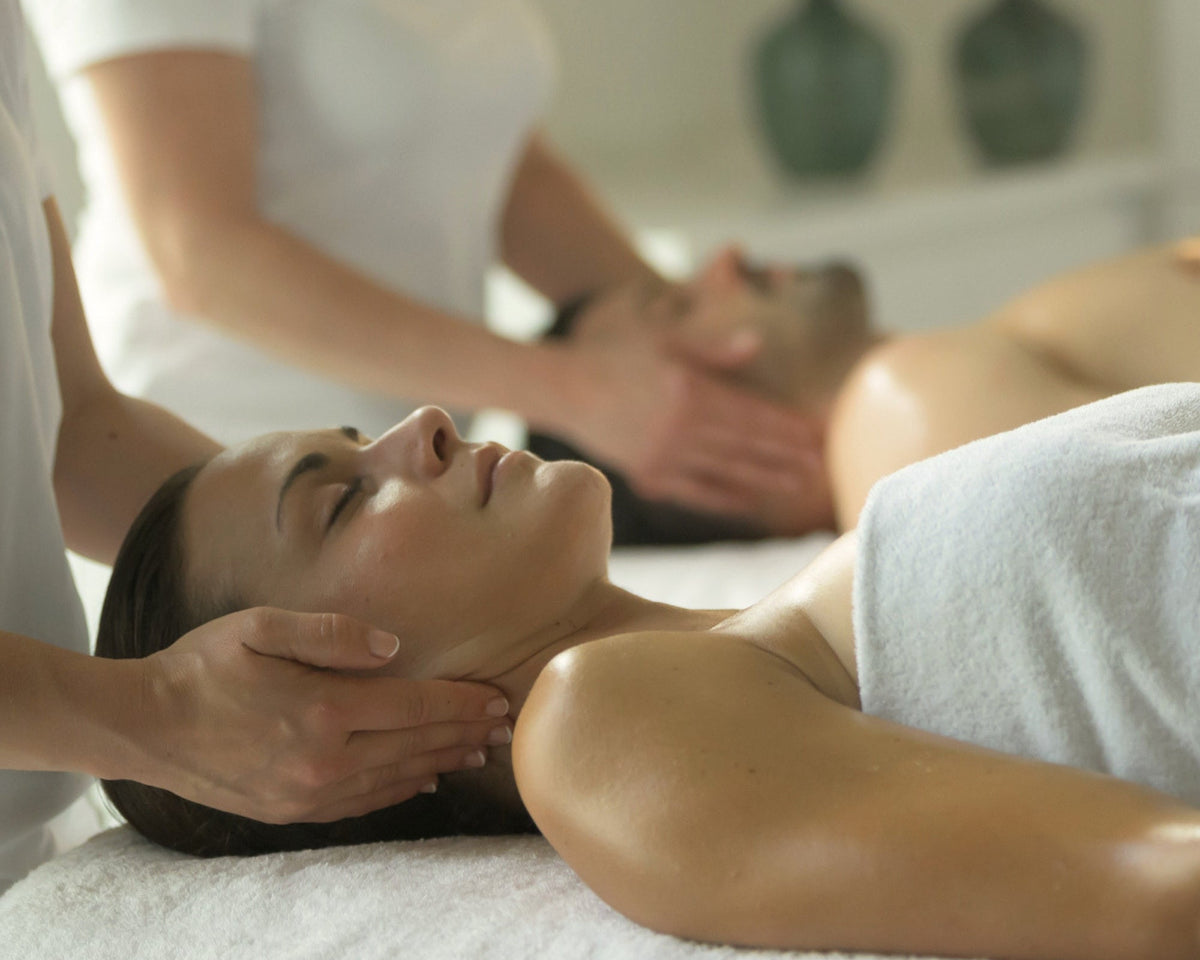 Zwei Gäste genießen gleichzeitig eine entspannende Wellnessmassage