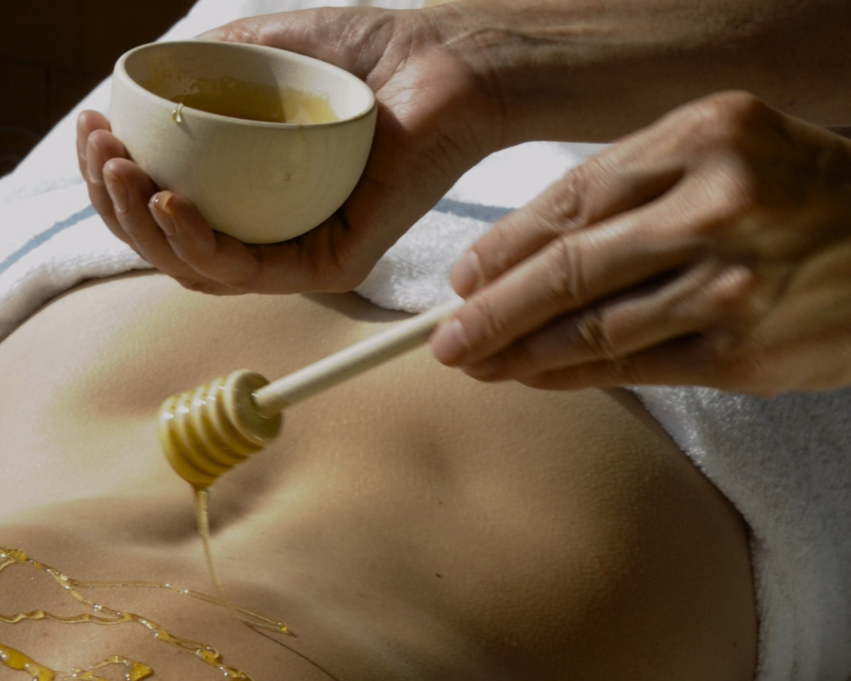 Honig wird bei einer Honig-Sole-Massage auf den Rücken aufgetragen