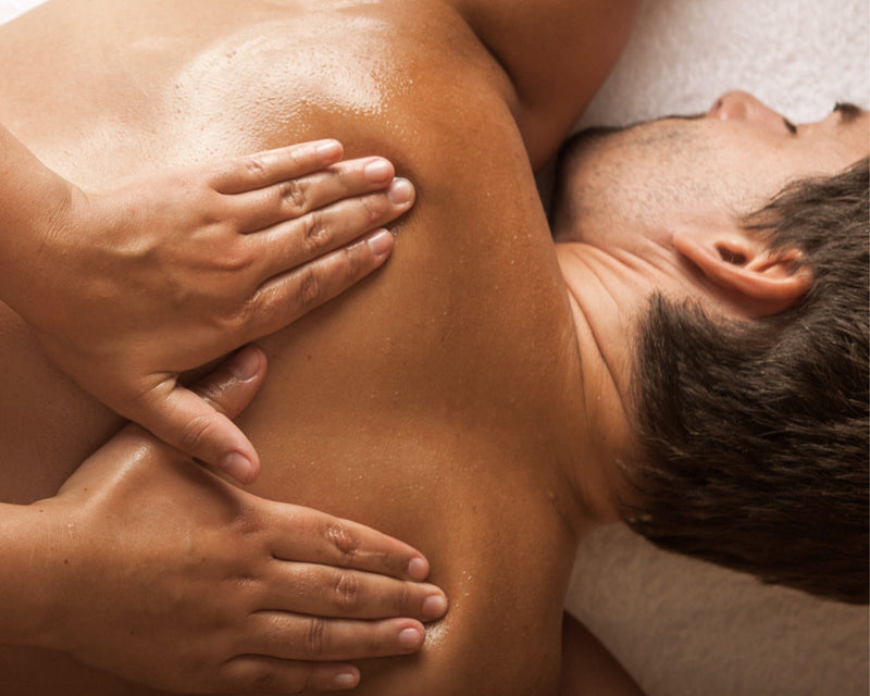 Wohltuende Rückenmassage mit sanften Massagegriffen