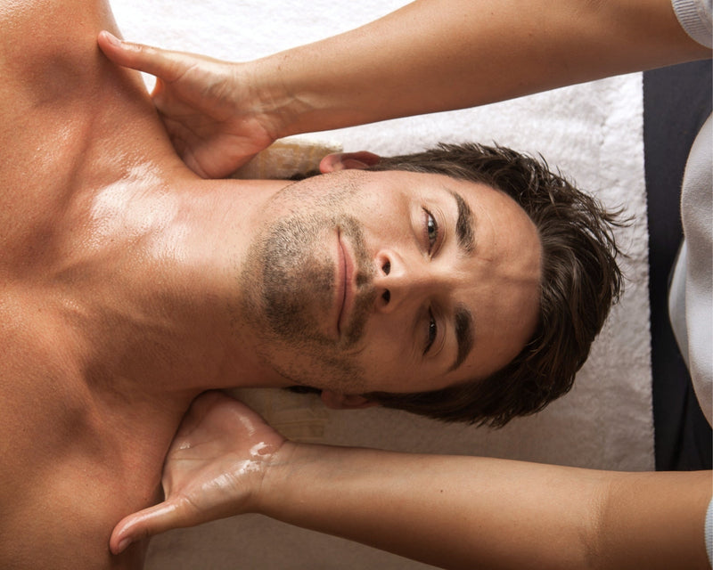 Gast genießt eine entspannende Ganzkörpermassage