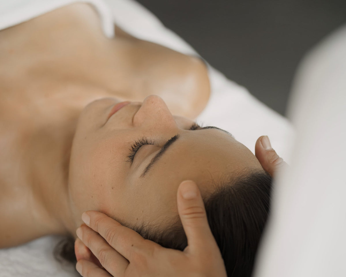Gast genießt eine Gesichts- und Ganzkörpermassage