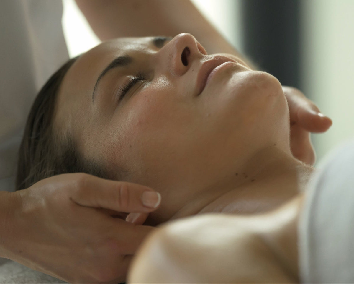 Entspannende Massage von Gesicht und Nacken