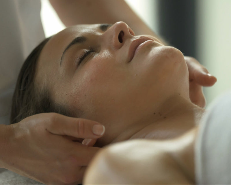 Entspannende Massage von Gesicht und Nacken