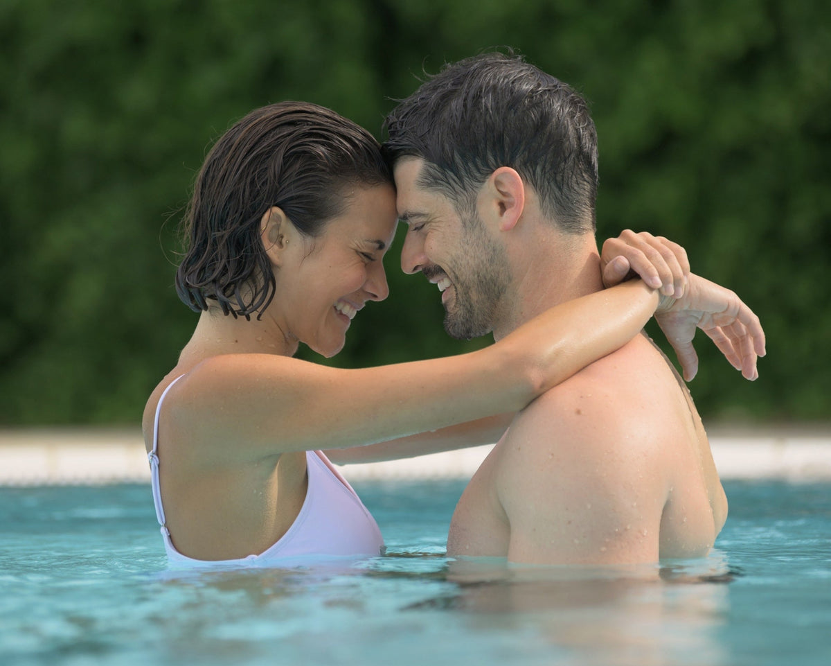 Paar umarmt sich im Thermalwasser der Obermain Therme