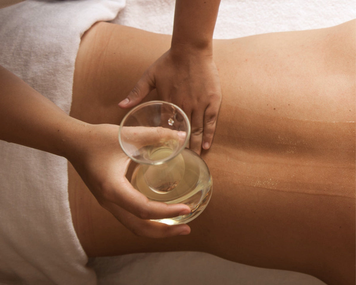 Entspannter Mann bei einer Meridian-Öl-Massage mit Massageöl